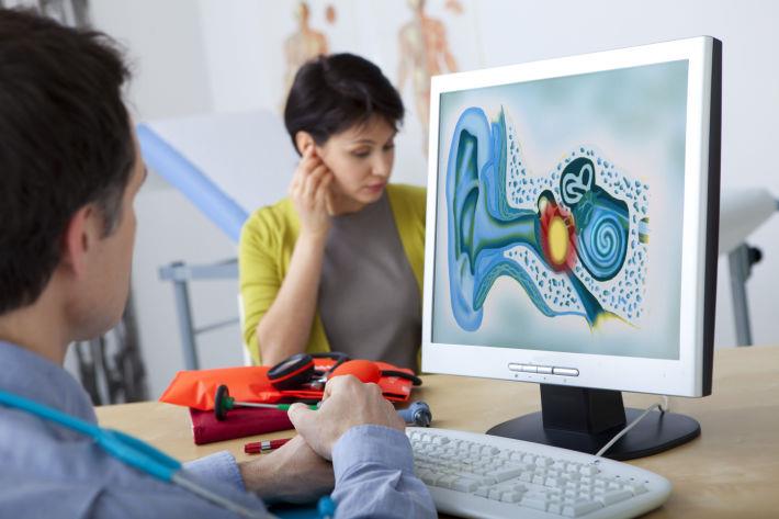 אישה אצל רופא אף אוזן גרון בגלל סחרחורת