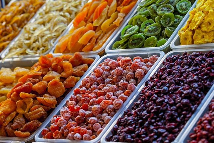 מגשים של פירות יבשים