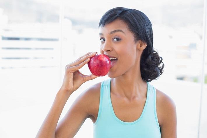 אישה אוכלת תפוח