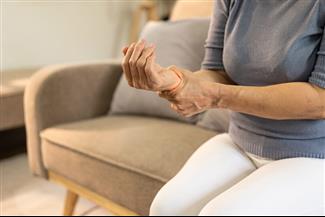 החמרת כאבי מפרקים בחורף: מיתוס או מציאות?