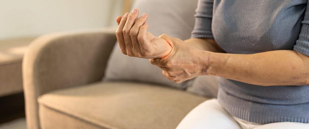 החמרת כאבי מפרקים בחורף: מיתוס או מציאות?