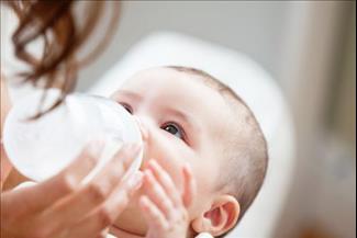 חשוב לדעת: הקשר בין דלקות אוזניים לבקבוקי תינוקות