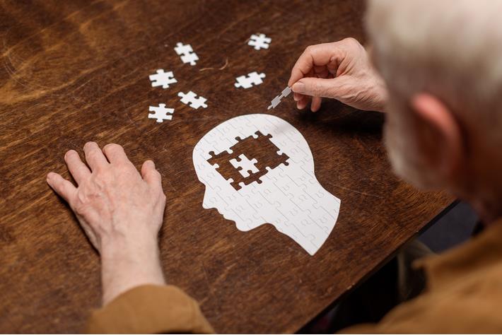 איש מבוגר סובל מבעיות זיכרון שיכולות להעיד על דמנציה 