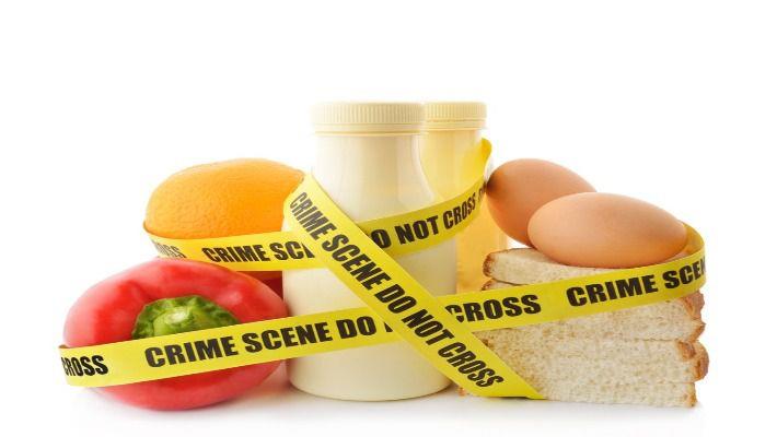 מיונז, ביצים, לחם וירקות עטופים בסרט של זירת פשע, קלקול קיבה