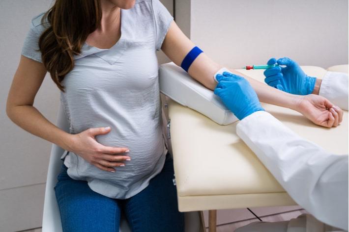 אישה בשבוע 28 להריון עוברת בדיקת סוכרת הריון
