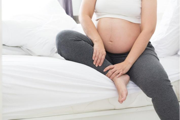 אישה בשבוע 25 להריון נחה על הספה