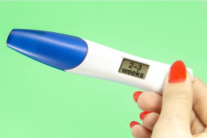 אישה עושה בדיקה ביתית בשבוע 3 להריון