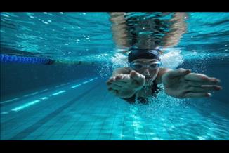 הקלה על אסתמה ושיפור בריאות הלב: 12 יתרונות בריאותיים בשחייה