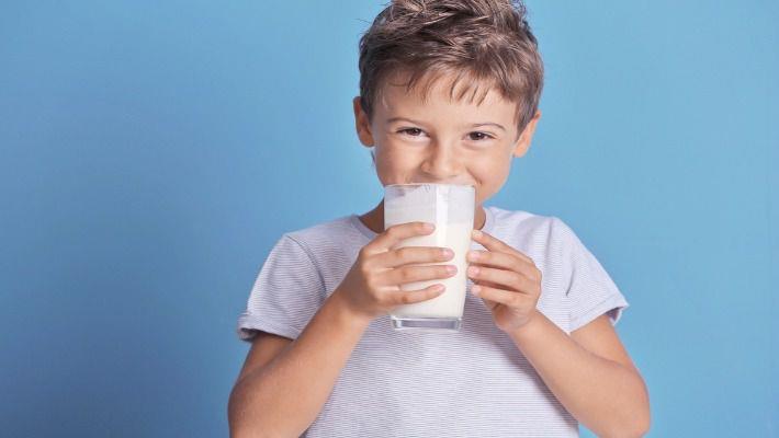 האם חלב צמחי עדיף מחלב פרה?