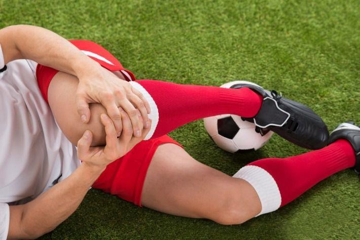 שחקן כדורגל סובל מכאבים בברך בשל קרע ברצועה הצולבת הקדמית
