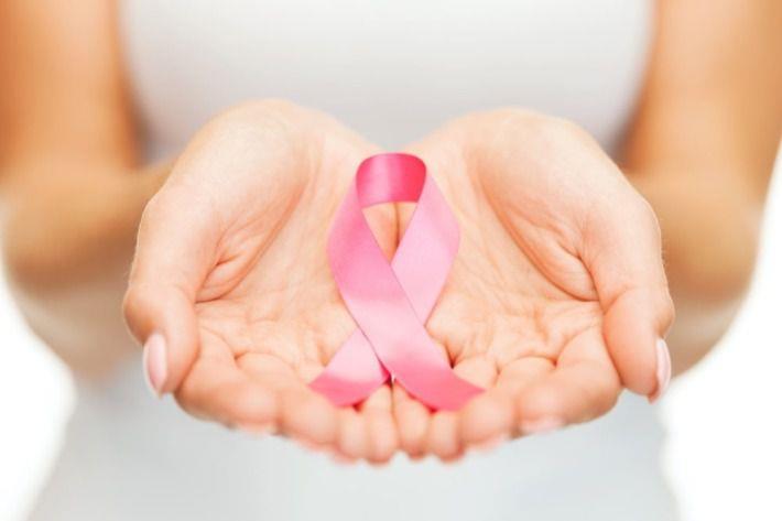 אישה מחזיקה בידה סרטן מודעות לסרטן השד