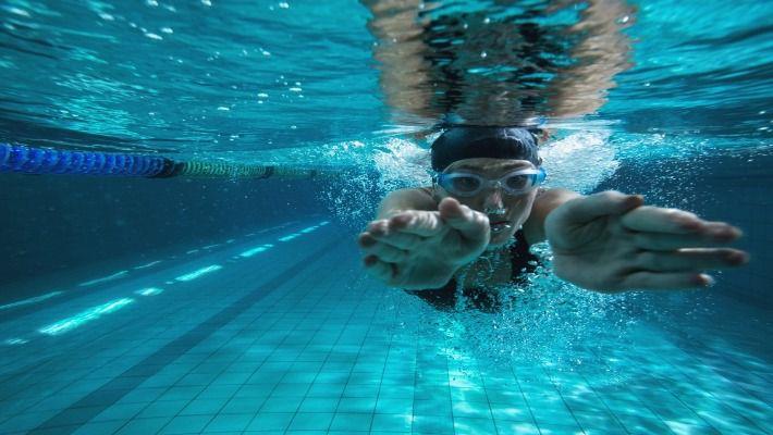 אישה צעירה שוחה, פעילות שעשויה לשפר את היכולת הקוגנטיבית