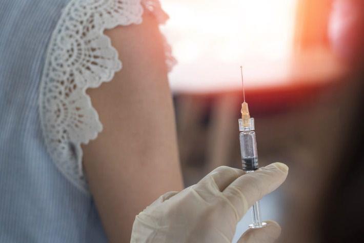 נערה צעירה מקבלת חיסון גרדסיל כנגד וירוס ה-HPV