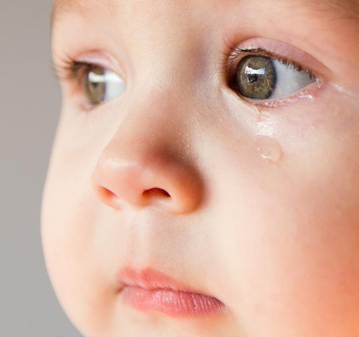 תינוק סובל מדמעת בשל חסימה בדרכי הדמעות 