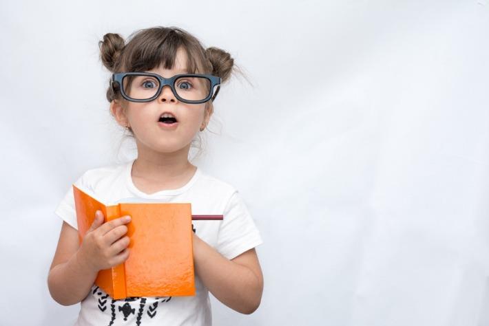 ילדה קטנה עם משקפיים לטיפול בקוצר ראייה 