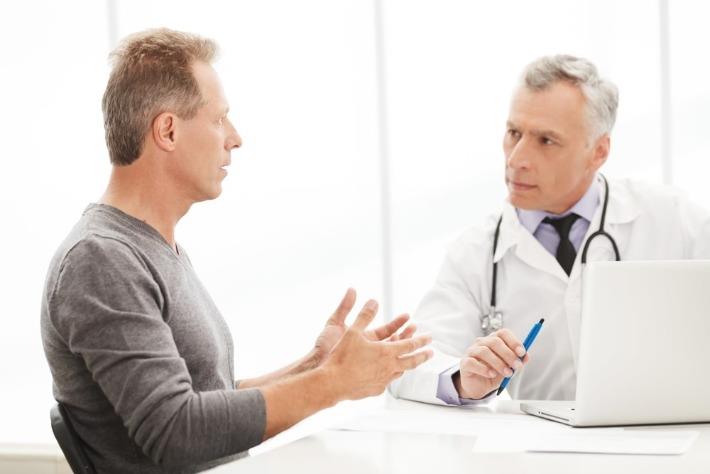 גבר מתייעץ עם רופא אורולוג, טיפולים מקומיים בסרטן הערמונית