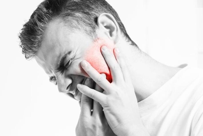 אדם סובל מכאבים בלסת בשל דלקת במפרק הלסת