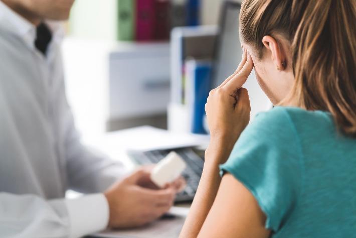בחורה צעירה מתייעצת עם רופא לגבי נטילת נוגדי דיכאון 