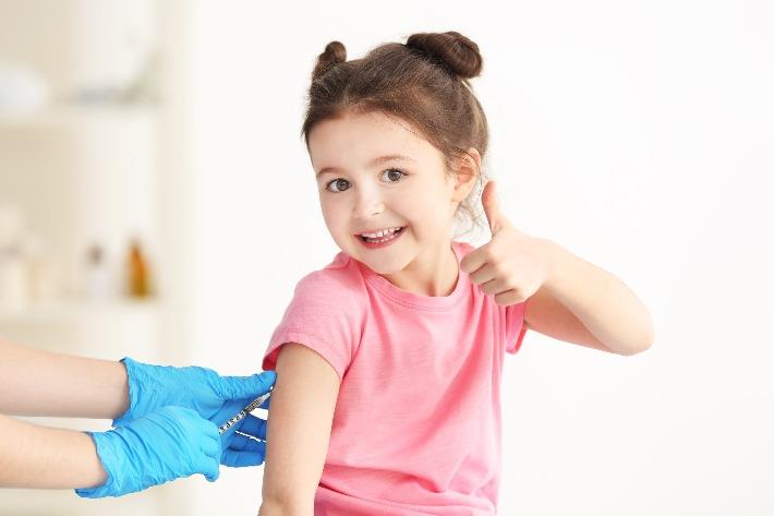 ילדה עוברת חיסון נגד שפעת 