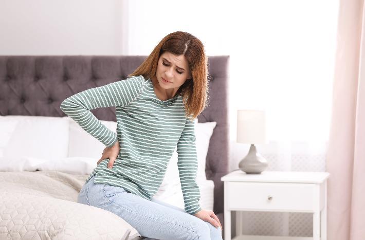 אישה סובלת מכאבי גב כרוניים