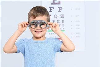 לא רק משקפיים: השיטות שעשויות לטפל בקוצר ראיה בילדים
