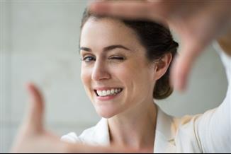 גאמי סמייל: איך ניתן להיפטר מחשיפת החניכיים ביתר בזמן החיוך?