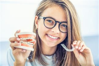 יישור שיניים: באיזה גיל כדאי להתחיל ומה השיטה שמתאימה לך?