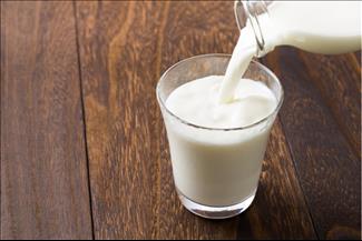 אחת ולתמיד: האם חלב מזיק או מועיל ללב?