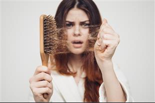 אחת ולתמיד: מה גורם לנשירת שיער מוגברת? 