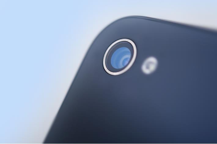 קלוז אפ על מצלמת סמארטפון בה משתמשת אפליקציה חדשה כדי לאבחן אנמיה 