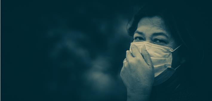 אישה סינית עוטה במסכה בתחילת התפרצות הקורונה בסין 