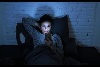 דחיינות שינה: למה אנחנו מסרבים להיפרד מהנייד בלילה?