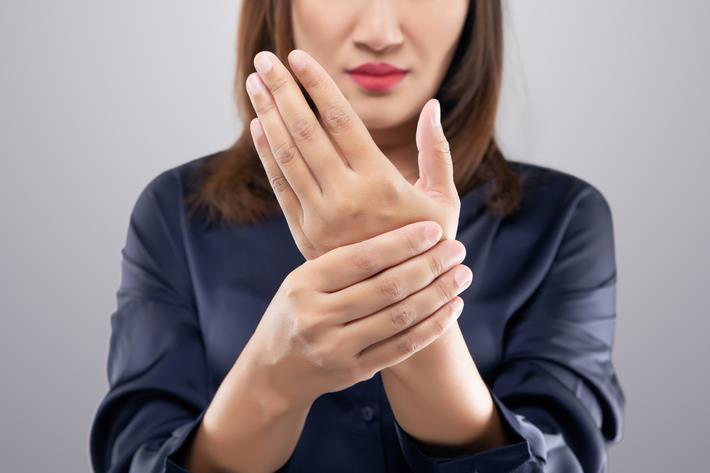 אישה סובלת מכאבים בפרק כף היד כתוצאה מספסטיות אחרי שבץ 