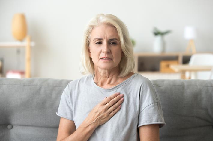 אישה סובלת מכאבים בחזה בגלל תסמונת הלב השבור 
