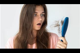  מנשירת שיער ועד לעייפות: תסמינים שיכולים לרמז על בעיות בקיבה 