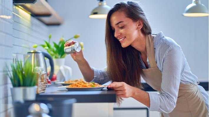אישה משתמשת במלח