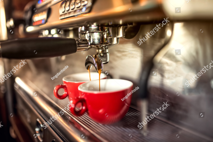 מכונת קפה עם כוס אספרסו