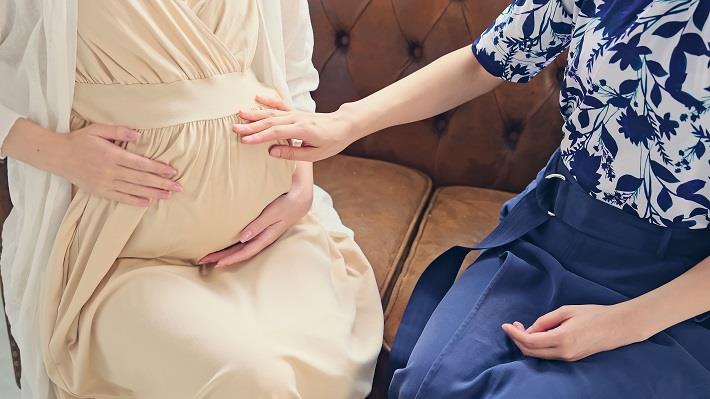 אישה עם פונדקאית בהריון במסגרת הליך פונדקאות 