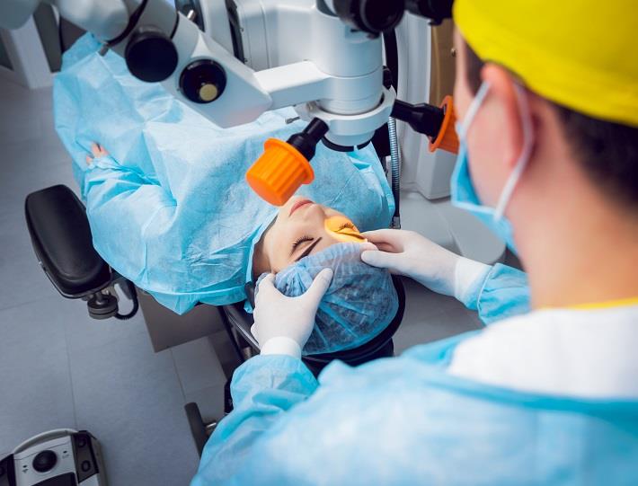 ניתוח הסרת משקפיים בלייזר לחולה ניסטגמוס