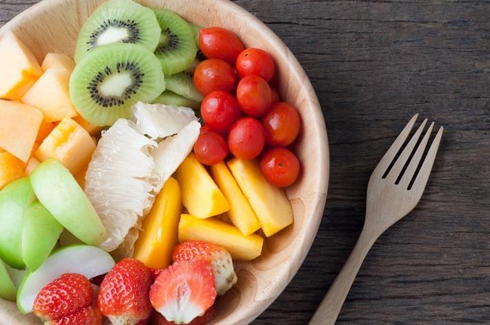 צלחת עם פירות המכילים פרוקטוז, סוכר פירות