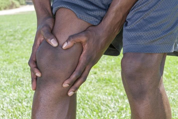 גבר הסובל ממים בברך מפסיק ריצה בגלל כאב 