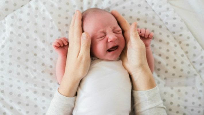 תינוק בוכה והאם נוגעת בפניו בעדינות, סטרידור 