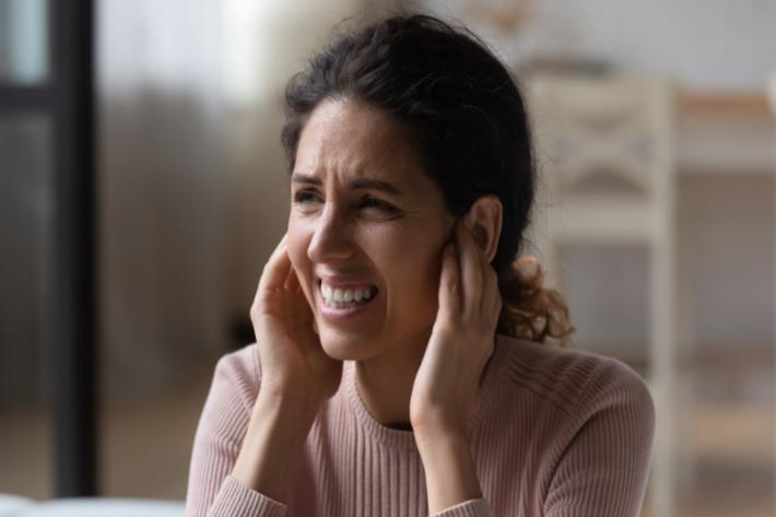 אישה צעירה סובלת מטנטון