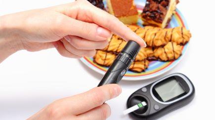 אישה מודדת רמות סוכר, רפאגליניד לטיפול בסוכרת