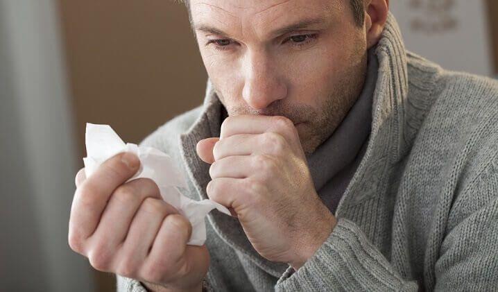 גבר משתעל עקב הצטננות, אצטיל ציסטאין (ראולין)