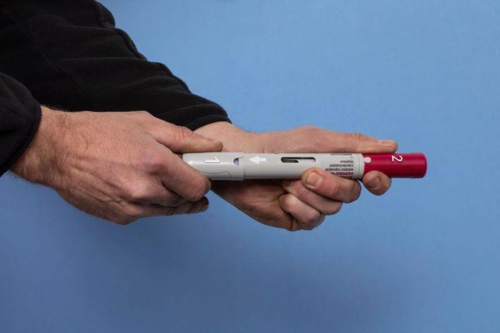 גבר מכין זריקה של יומירה 