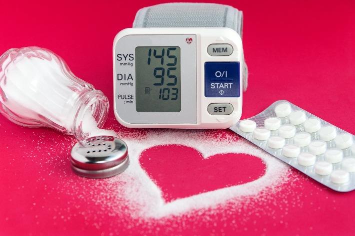 מד לחץ דם לצד כדורי דילטיאזם לטיפול בלחת דם גבוה