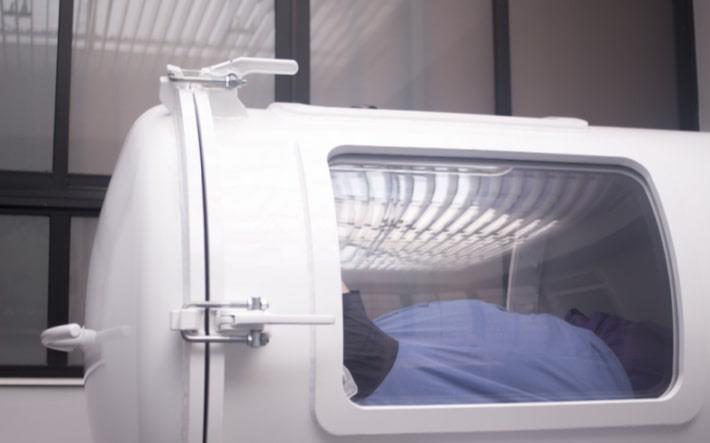 מטופל שוכב בתוך תא לחץ