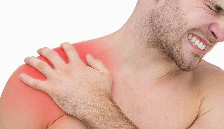 גבר סובל מכאבי שרירים בכתף, אקסיפן, ברקסין (BREXIN) להקלה על כאבי שרירים או מפרקים