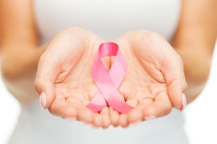 אישה מחזיקה  סרט ורוד למודעות לסרטן השד
